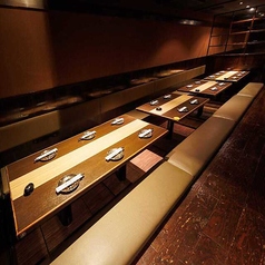 【ご友人との飲み会など各種宴会にぜひ】8～10名様用の個室が1部屋ございます。壁・扉ありの完全個室となっております。掘りごたつ席ですので足をのばしてお寛ぎください。※個室の詳細はお店にお問い合わせください