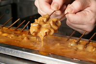 とろとろになるまで煮込んだ名物「どて焼き」