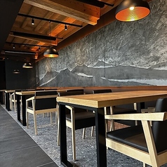 ゆったりとした時間をお楽しみいただけるテーブル席です。上質なとんかつを味わいながら、友人や家族との特別なひとときをお過ごしください。心温まるサービスでおもてなしいたします。