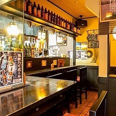カウンター席は6席ございます！おひとり様歓迎で、店内はやわらかいオレンジ色に包まれており、ゆったりとくつろげる空間となっています◎新鮮な宮崎地鶏のメニューや名物炭火もも焼きなどをぜひご堪能ください♪