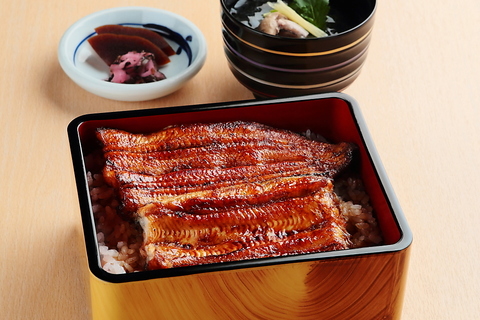 関西では珍しい東京風鰻料理の老舗。
