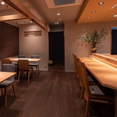 カウンター席では、職人の手仕事を間近に感じながら、料理が仕上がっていく様子をご覧いただけます。旬の素材が美しく彩られ、器の上でひとつの作品となるまでの一瞬一瞬を、五感でご堪能ください。