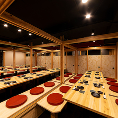 【最大44名様個室】当店は2名～最大44名様の団体席も個室でご用意しております。ご宴会におすすめの飲み放題付コースを各種ご用意しておりますので、ぜひご利用ください。