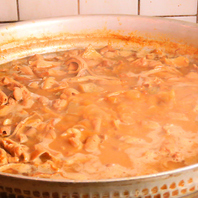 濃厚な味噌仕立ての煮込みが名物のひとつ。