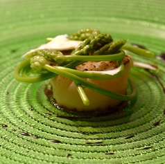 旬食材を使った前菜やメイン料理を楽しむ《Pranzo C》