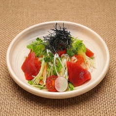 マグロづくしの贅沢サラダ