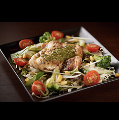 たっぷり野菜と鶏モモ肉のバジルソース