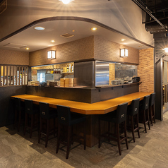 調理スペースが目の前にあるカウンター席は臨場感あふれる雰囲気を過ごせる、居酒屋らしいお席です。