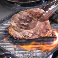 じっくり調理され旨味を凝縮した自慢のポークステーキ☆