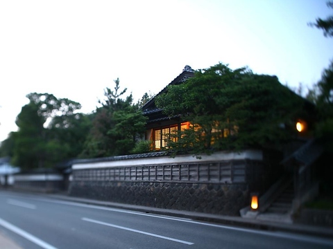 松江城のお濠を廻る遊覧船を眺めながら、風情あるお宿で懐石料理を堪能。