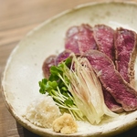 噛めば噛むほど旨みがでる焼きたてラムロースたたき日本酒やクラフトジンなどお酒のお供に。