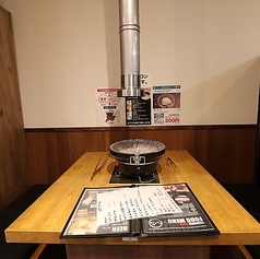 名様テーブルを5卓ご用意。炭火七輪で焼き上げる本格焼肉を、仲間やご家族とゆったり楽しめます。無煙ロースター完備で快適な空間。木の温もりを感じる落ち着いた店内で、香ばしい炭火焼肉を囲みながら、楽しい時間をお過ごしください。