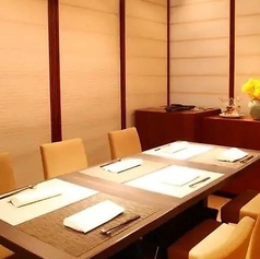 【テーブル個室：6名様×2部屋】最大14名様までご案内可能◎ゆとりのある空間で宴会。6名様用のテーブル個室を2部屋ご用意。間仕切りを調整することで、最大14名様までの一体感ある広々とした個室としてもご利用いただけます。洗練されたプライベート空間は、ご接待や両家顔合わせ、結納などの特別な日に最適。