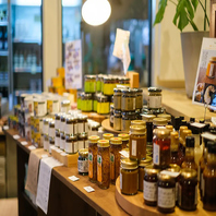 彩り豊かな商品が並ぶ空間に買い物中の気分も上がります