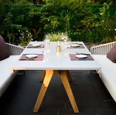 オフィスビルの奥に広がるテラスは、まさに「都会のオアシス」。 赤坂御所を囲む緑を眺めながら、、至福のひとときを過ごすことができます。暖かい陽射しを浴びながらのランチはもちろん、ライトアップによる落ち着いた雰囲気に包まれるディナーもオススメ。季節を肌で感じながら、旬のメニューを満喫してください。