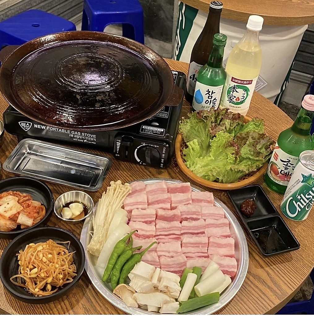 熟成させた豚肉を約2.5cmの豪快な厚切りでご提供する生サムギョプサルの食べ放題コースもあり♪