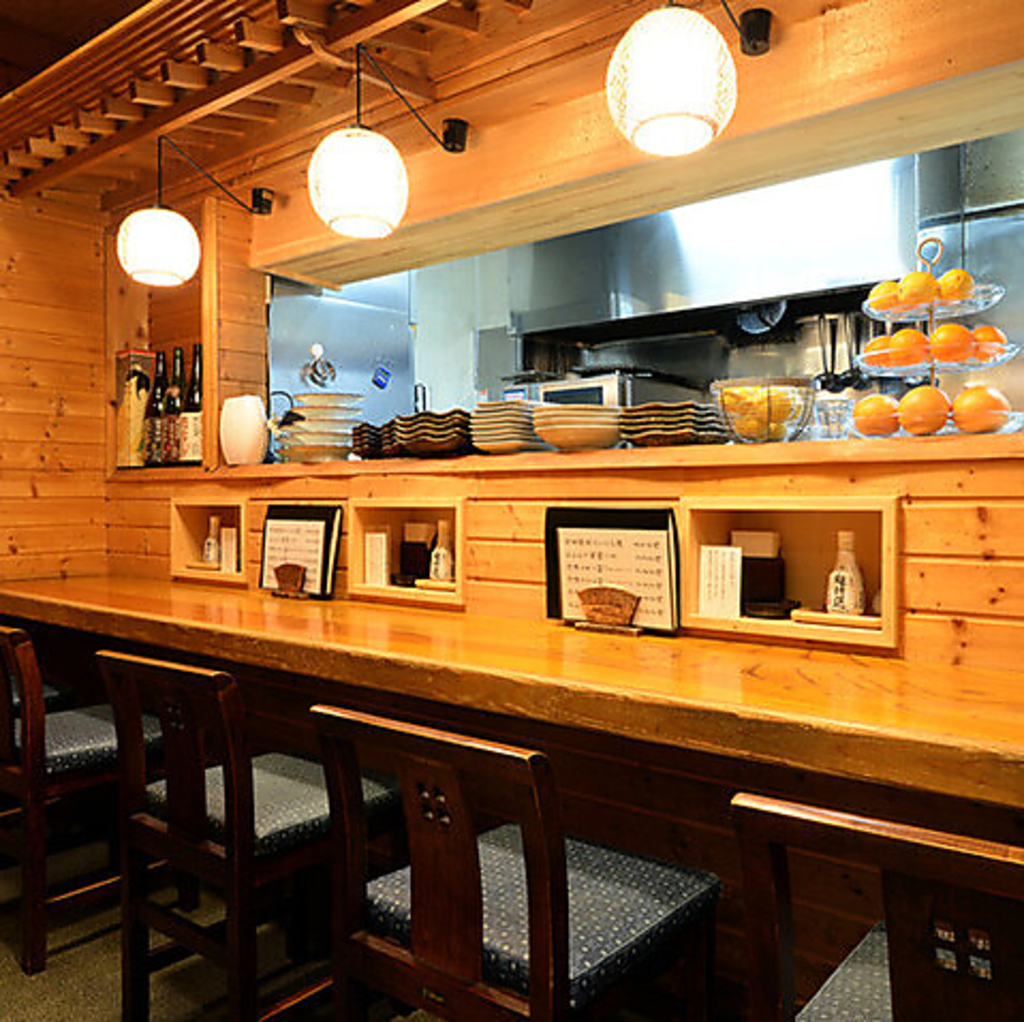 カウンターからテーブル席まで幅広く揃い、少人数から仲間同士まで使いやすいお店です。