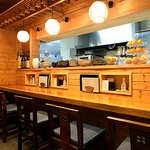 カウンターからテーブル席まで幅広く揃い、少人数から仲間同士まで使いやすいお店です。