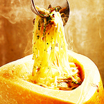 チーズの器で仕上げるポルチーニクリームパスタも人気です★
