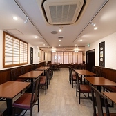 【2階席】少人数でのご宴会やご夫婦でのお食事などに最適な2階テーブル席をご用意。広々とした空間で本格シンガポール料理をご堪能下さい。(3~4名×3席/1~2名×1席)