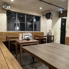 【2階フロア：テーブル席　全16席】2階はテーブル席となっており、お一人様はもちろんグループ様でのご利用も快適です！賑やかで活気のあるムードをお楽しみいただけますので各種宴会に◎