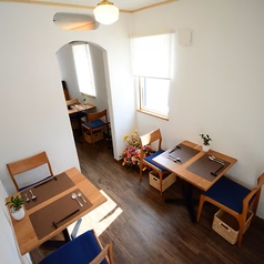 白を基調とした明るく開放的な空間に、木製の家具が温かみを添えるテーブル席。窓から差し込む自然光の中で、ゆったりとリラックスしながら食事を楽しめます。ランチやカジュアルな会食、ご友人との語らいの場に最適な、「ランチ日和」の空間です。