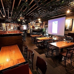 【貸切：着席15名～72名様／立食最大110名様】団体様歓迎！店舗部分貸切もOK！少人数の貸切OK！平日限定で10名様から半貸切も承ります◎店内の前後に分かれるため、グループ間の干渉もなく、それぞれに100インチのスクリーンやプロジェクター、無線マイク、HDMI対応機器などの設備も完備。チェキなども無料で貸出いたします