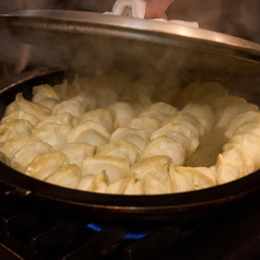 圧巻の11種！鉄鍋で焼く「専門店の餃子」が食べ放題