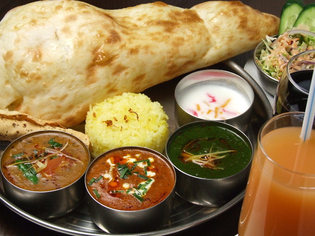 カレー3種、サラダ、ライス＆ナン、デザート、ドリンクのお得なベジタブルターリーセット♪