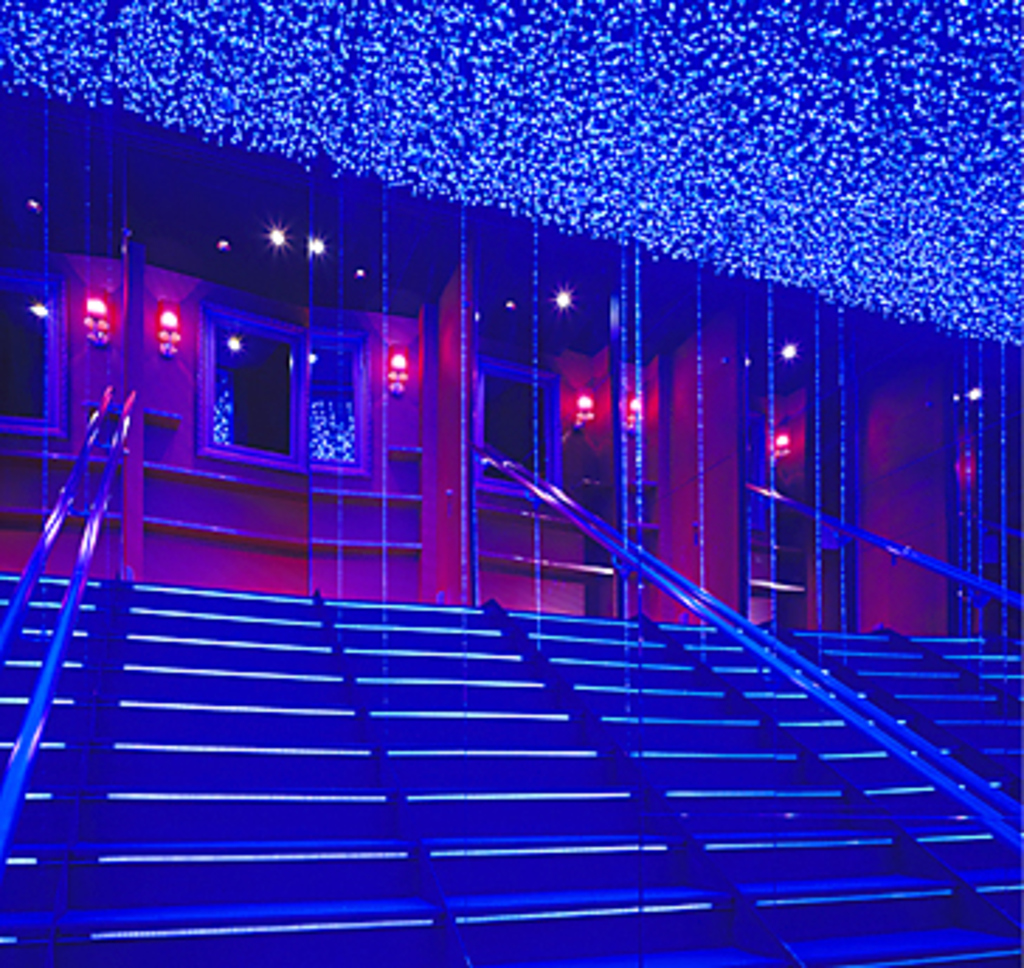 4階へ…。のぼる階段のライトが光ったり、消えたり！？こんな幻想的な空間見たこと無い♪