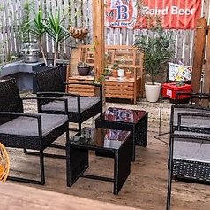 貸切パーティーなどの際にも利用可能な、屋外の快適なテラス席。外の澄んだ空気に触れながら、ベアードのクラフトビールを始めとする豊富なメニューを味わえます。開放感あふれる快適な屋外空間で、心も体もリフレッシュしていただけます。テラス席は、日中は太陽の光を浴びながらリラックスした時間を過ごすのに最適です。