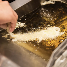 20種を超える天ぷらを職人が一品ずつ揚げる専門店の味！の写真