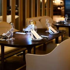 STELLAR WORKSの家具が並ぶ居心地の良い店内は、NYで人気のデザインユニット「Roman & Williams」によるもの。アジア初プロジェクトとして手掛け、細部にまでこだわり、真鍮とオークウッドの絶妙な組み合わせで温もりとモダンを実現させています。カジュアルからビジネスまで、幅広いシーンでお使い頂けるレストランです。