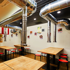 4人掛けのテーブル席は、友人同士の飲み会や女子会、ご家族での夕食に最適なお席です。各テーブルに設置された炭火の七輪を囲み、新鮮な生ホルモンを焼きながら会話を楽しめます。お仕事帰りに同僚とサクッと焼肉を楽しみたい時にも、ちょうど良いサイズ感でリラックスしてお過ごしいただけます。