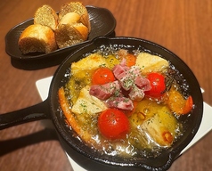 パンチェッタとカマンベールチーズのアヒージョ(バケット付)/エビと季節野菜のアヒージョ(バケット付)