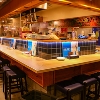 開放感のあるお席とコの字のカウンター！