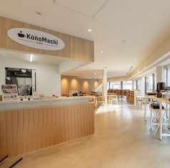 当店の内装デザインは、隈研吾氏がプロデュースしております。細部にまでこだわった、おしゃれな店内です。