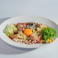 新鮮なもつを使用したもつ焼き、もつ煮込み、もつ刺し