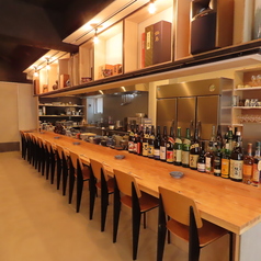 当店のカウンター席は席間を広めに取っておりますので、ゆったりとお過ごしいただけます！