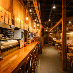 お一人様でのふらっと立ち寄りや、少人数での会話を楽しむのに最適なカウンター席をご用意しています。目の前で職人が腕を振るう活気ある雰囲気を感じながら、ゆったりとお酒を嗜めます。デートでの利用も、二人の距離がぐっと縮まる上質な空間です!木の質感を生かした温もりある席で、大人の時間を満喫してください♪