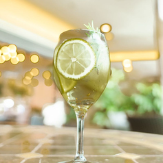 レモンとローズマリーの白サングリア