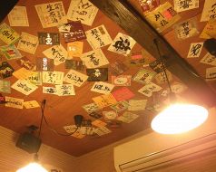 天井にはお酒のラベルが！