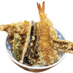 かつおぶしをたっぷりきかせたこだわりの天つゆもに付けて食べる揚げたて天ぷらは絶品！