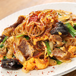 《辛麺チャプチェ》　宮崎発祥辛麺を当店流にアレンジ、旨辛でおつまみにもぴったり◎店長一押し！