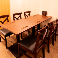 落ち着いた雰囲気の中で、心地よい時間を過ごせる場所です。仕事帰りや家族での食事にもぴったりなシチュエーションが広がっています。多彩な料理が楽しめる創作居酒屋で、リラックスして友達や大切な人との会話が弾むことでしょう。ランチタイムも営業中、お気軽にご来店ください。