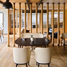 STELLAR WORKSの家具が並ぶ居心地の良い店内は、NYで人気のデザインユニット「Roman & Williams」によるもの。アジア初プロジェクトとして手掛け、細部にまでこだわり、真鍮とオークウッドの絶妙な組み合わせで温もりとモダンを実現させています。カジュアルからビジネスまで、幅広いシーンでお使い頂けるレストランです。