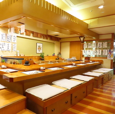 寿司屋と言えばカウンター。その日一番のネタをご提供します。料理とともに職人の技をお楽しみ下さい。
