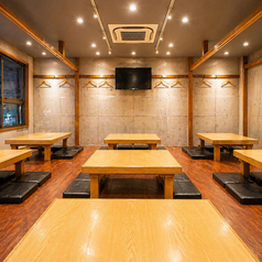 学生の飲み会から会社宴会、地域の集まり・町内会、スポーツの打ち上げや習い事の集まりまで幅広く対応。大人数OKの広い店内で貸切も可能！どんなシーンでも使いやすい宴会空間です。