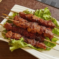 お酒がすすむ香ばしい香りが特徴のラム肉串焼き