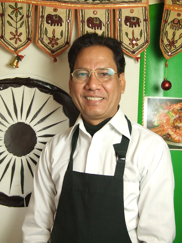 オーナーシェフのデス・ラジさん。「私たち自慢のインド料理をお楽しみください」